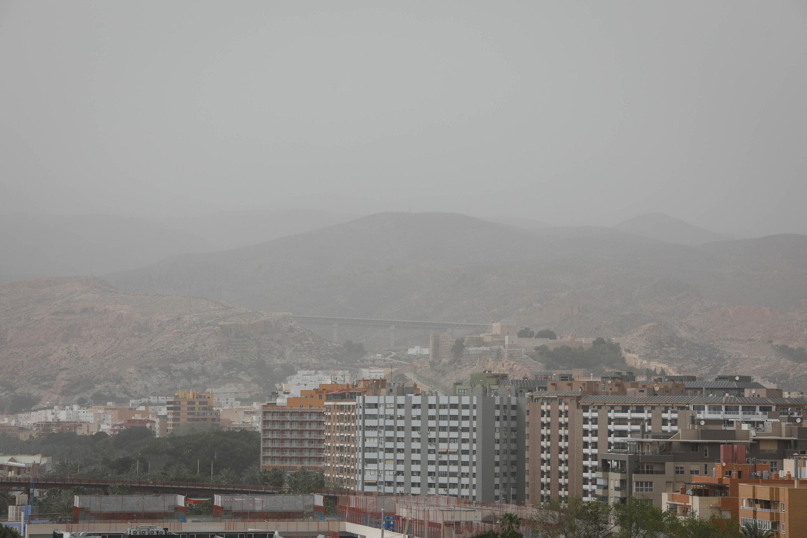 La calima de Almería en imágenes