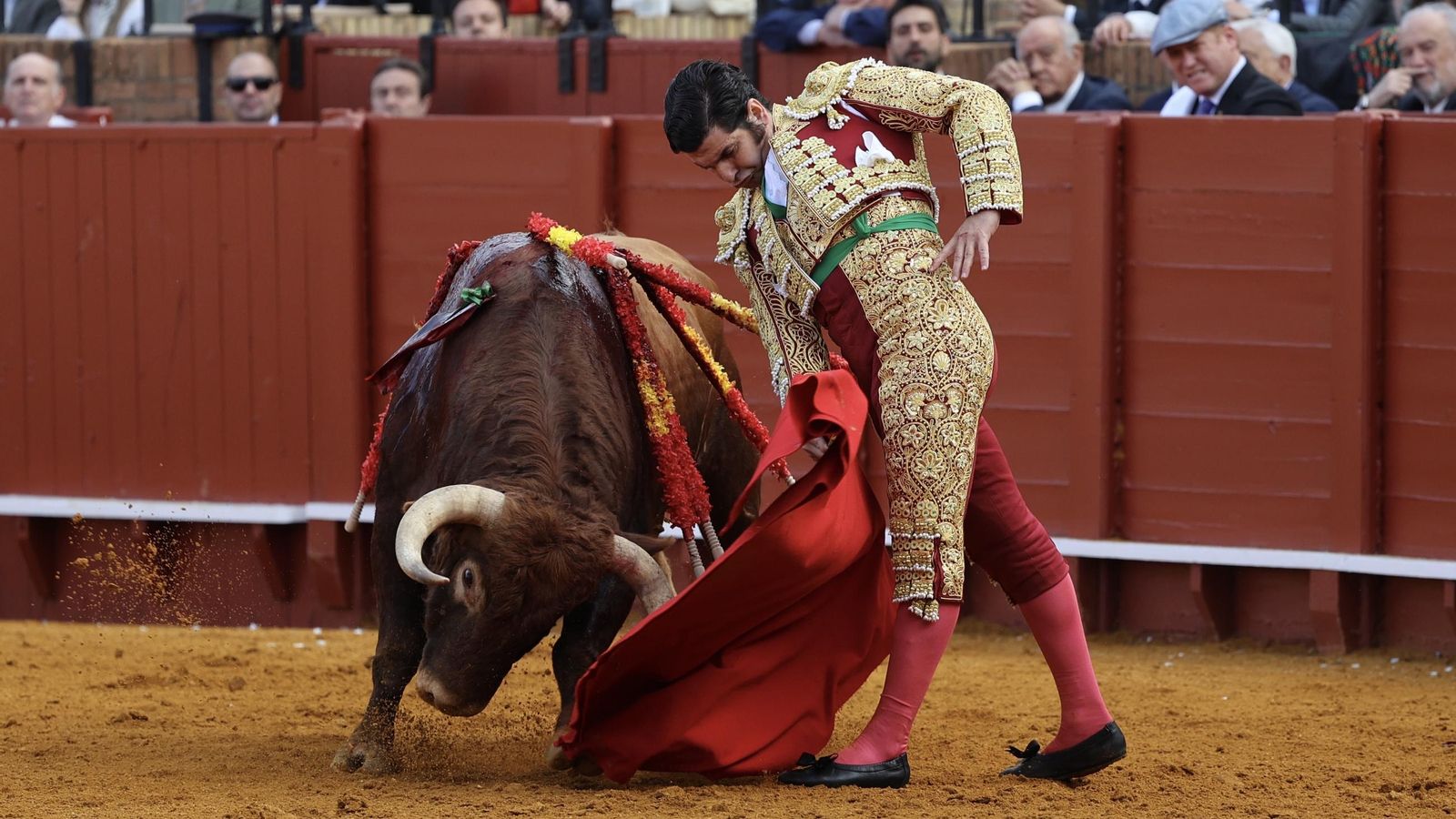 Arrebatado trincherazo de Morante a ‘Ponderoso’, el primer toro de la tarde.