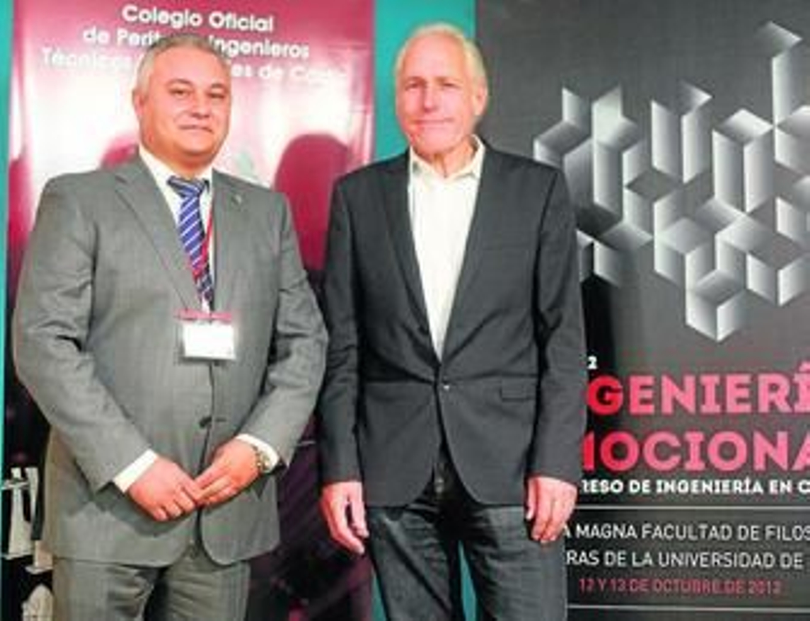 Theo Jansen, a la derecha, junto al decano del Colegio Oficial de Peritos e Ingenieros de Cádiz, Domingo Villero.
