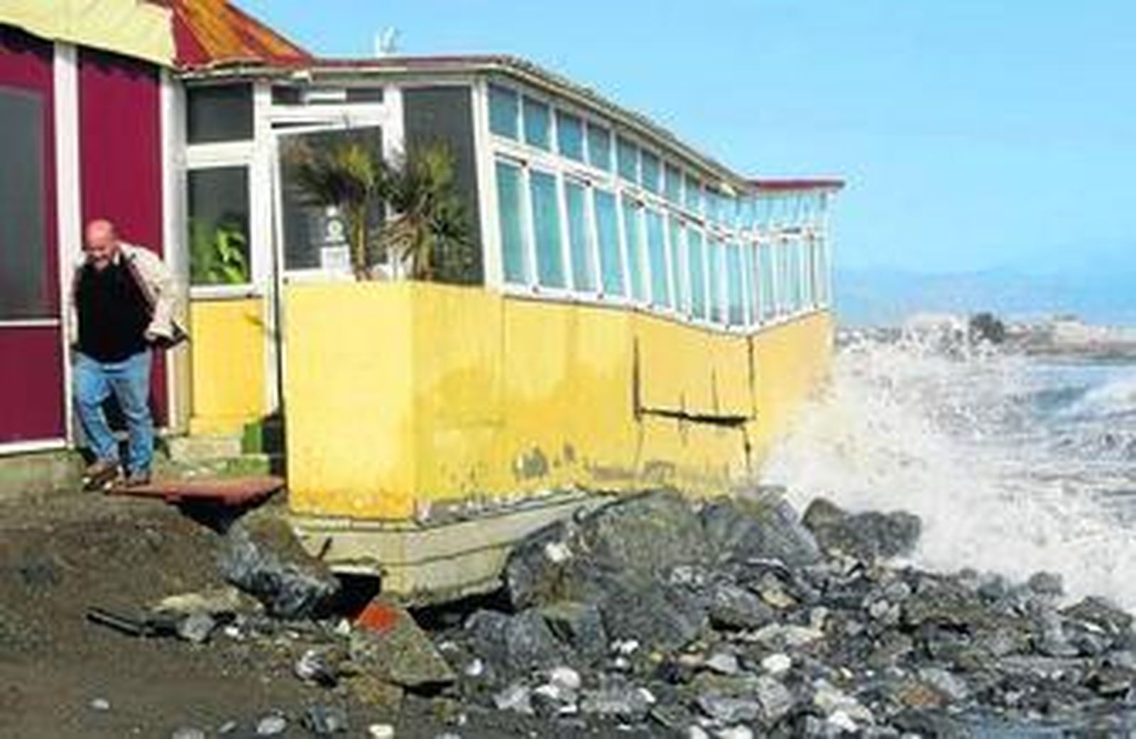 Daños provocados en la estructura de un chiringuito de la zona de Guadalmar.