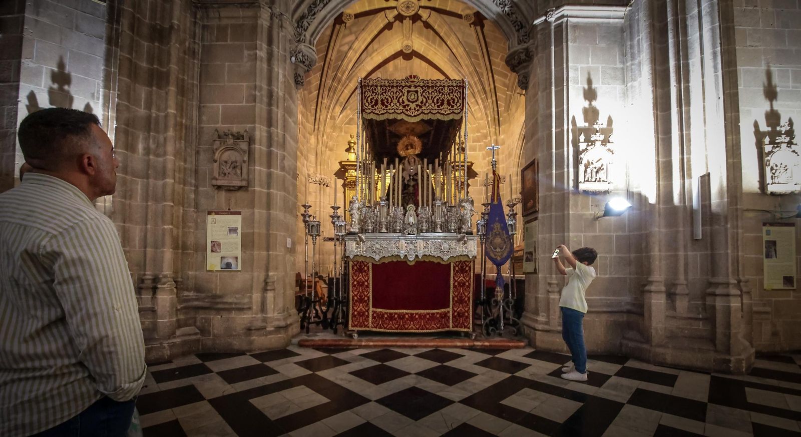 Imágenes de la visita a los templos tras el aplazamiento de la Magna Mariana de Jerez