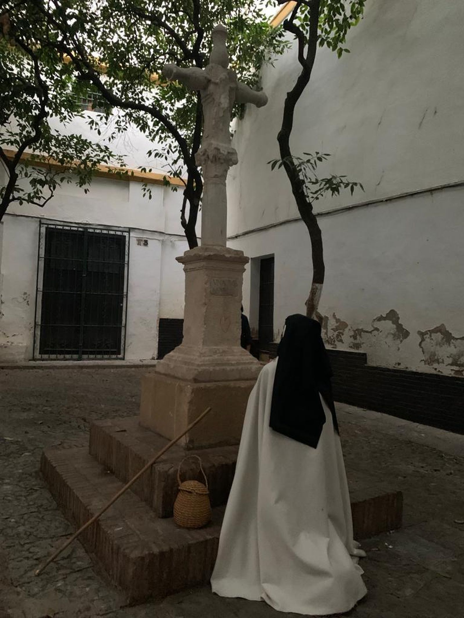 Escena de la ruta teatralizada de Engranajes Culturales en la placita de Santa Marta.