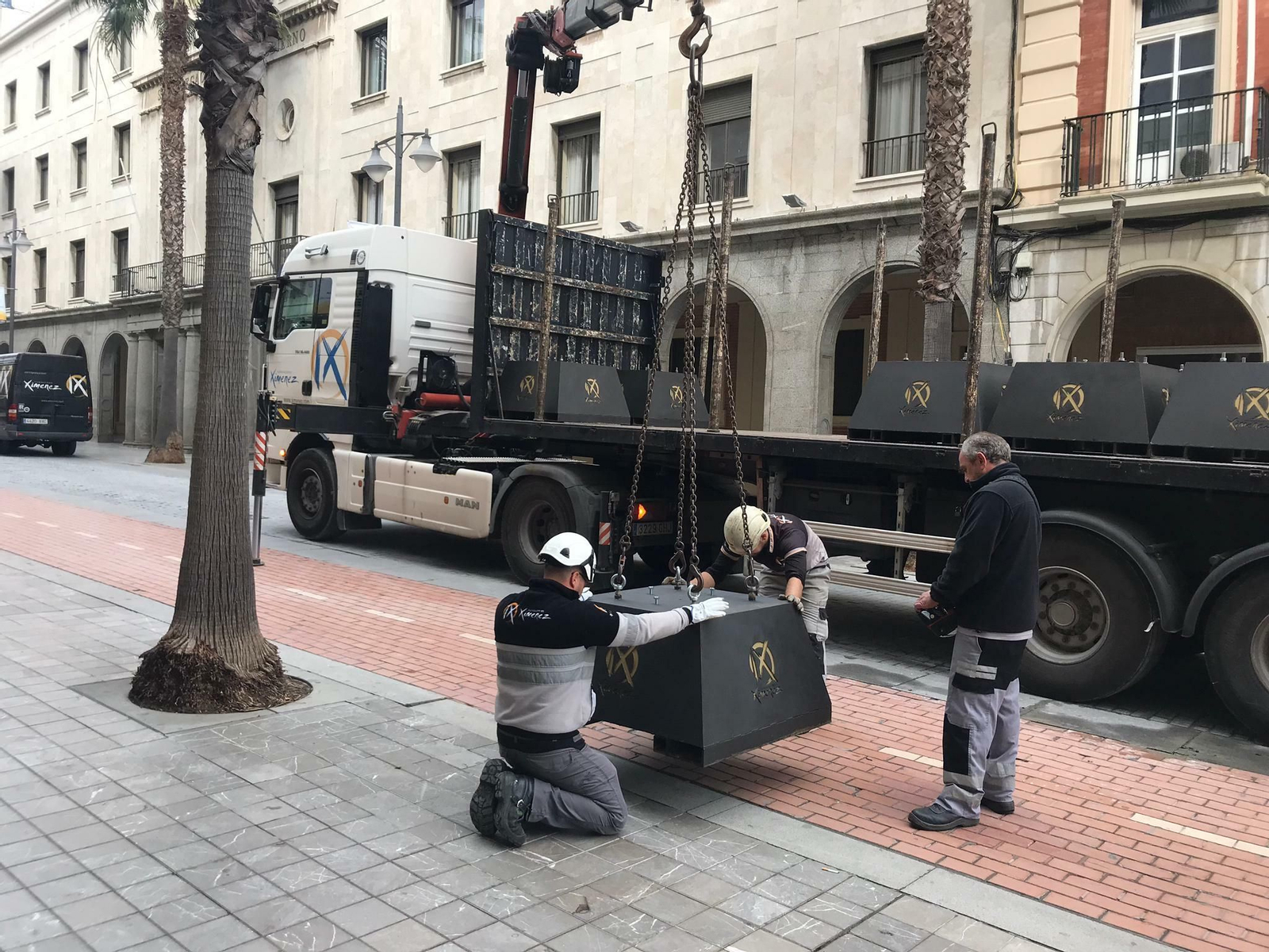 Operarios construyen el puente luminoso que se ubicará en la Gran Vía.