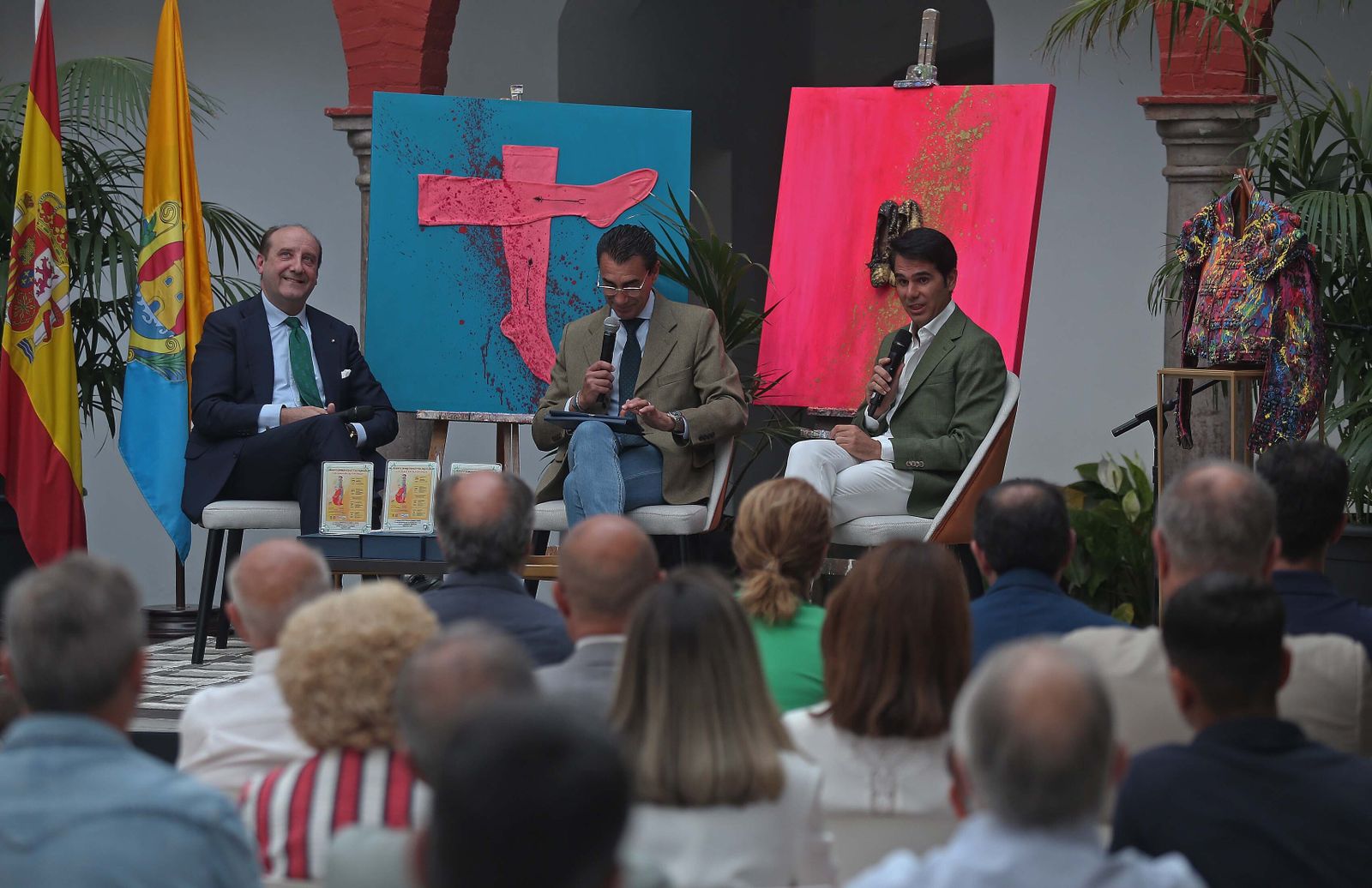 “Ser taurino es progre: veinte años de la alternativa de Vega”, en imágenes