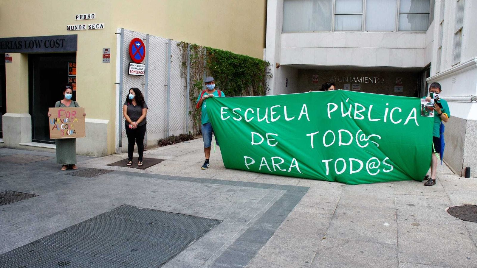 La Marea Verde por la Educación se manifestó a las puertas del Ayuntamiento.