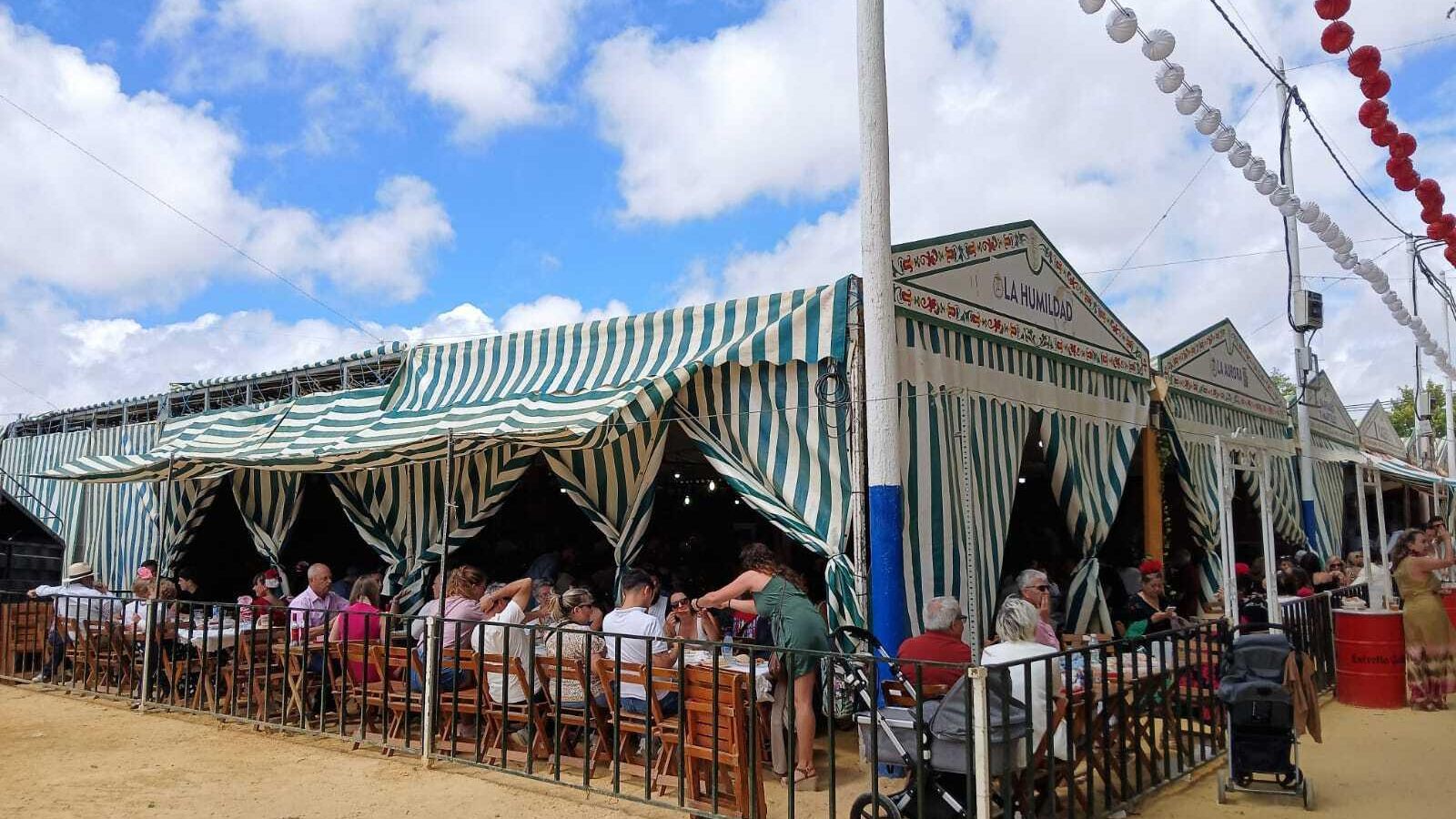 Una caseta de una de las hermandades que están presentes en el recinto.