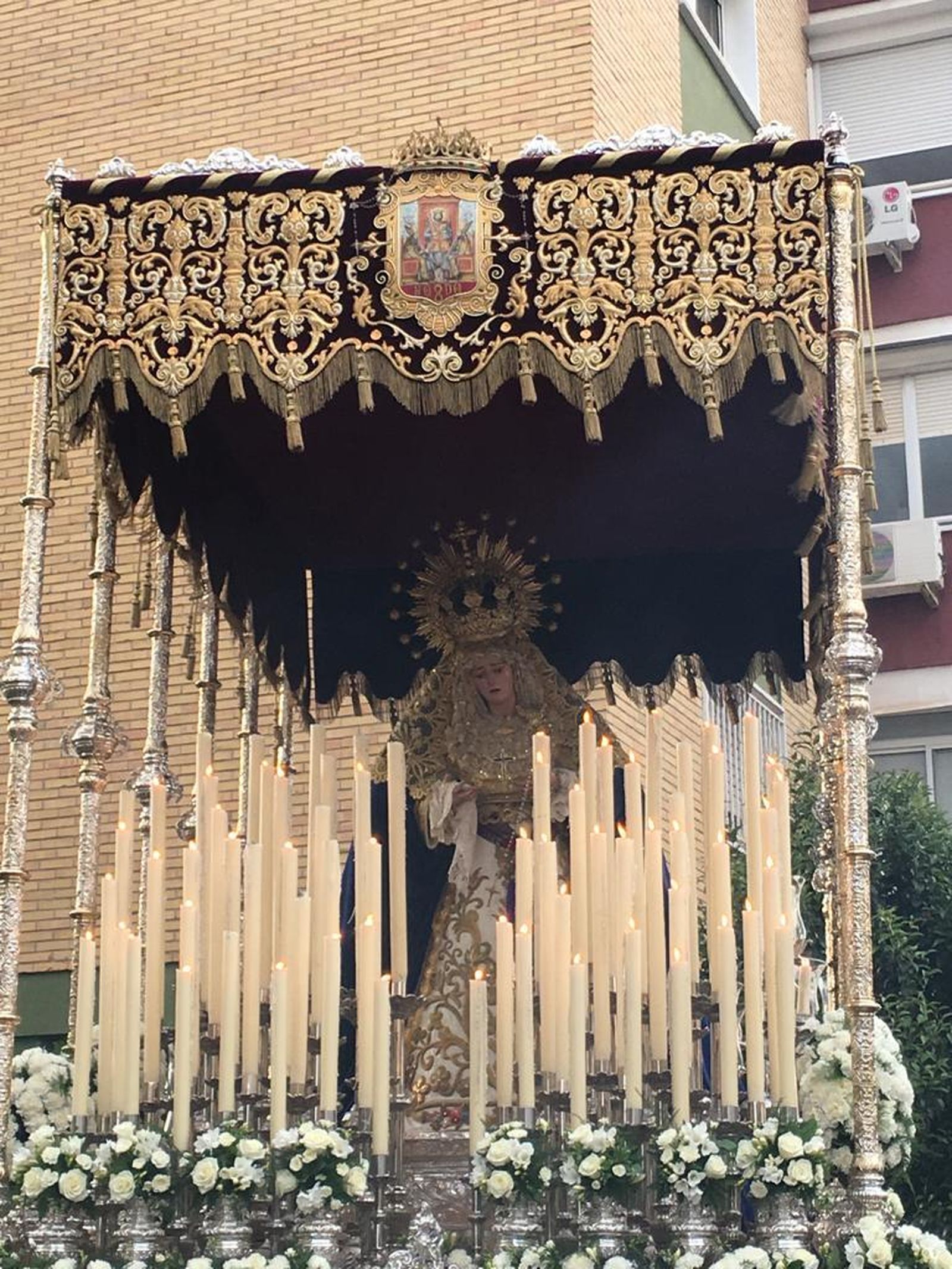 El palio de la Virgen de la Caridad