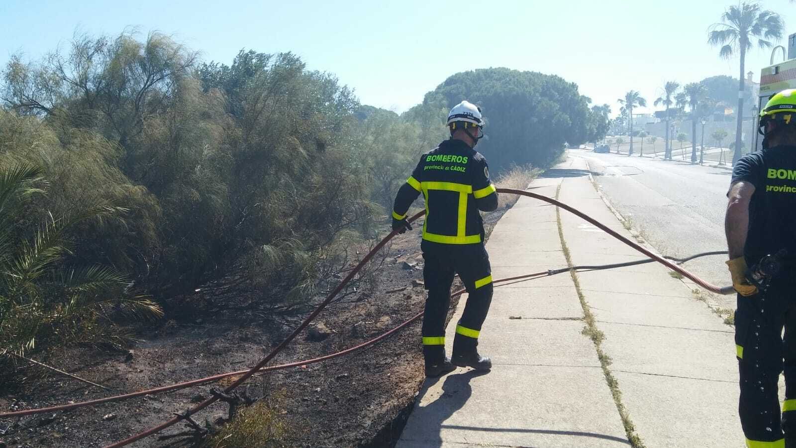 Los bomberos, trabajando esta tarde en la zona de Fuerte Ciudad.