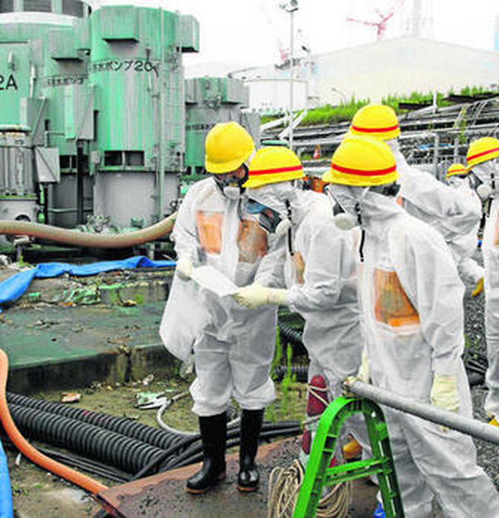 Miembros de la Autoridad de Regulación Nuclear nipona inspeccionan las instalaciones de la central de Fukushima.