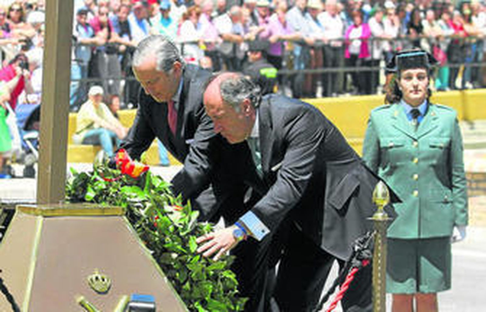 Fernández de Mesa y José Ignacio Landaluce colocan una corona de flores durante el acto ayer en Algeciras.
