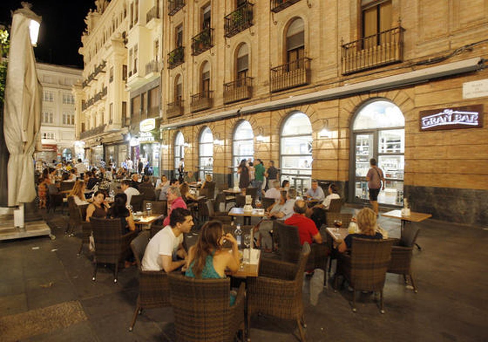 Noches de verano en las Tendillas. Uno de los espacios en los que disfrutar de la noche cordobesa y de una variada oferta es el Gran Bar, localizado en la plaza de las Tendillas, en pleno centro de la ciudad. / José Martínez