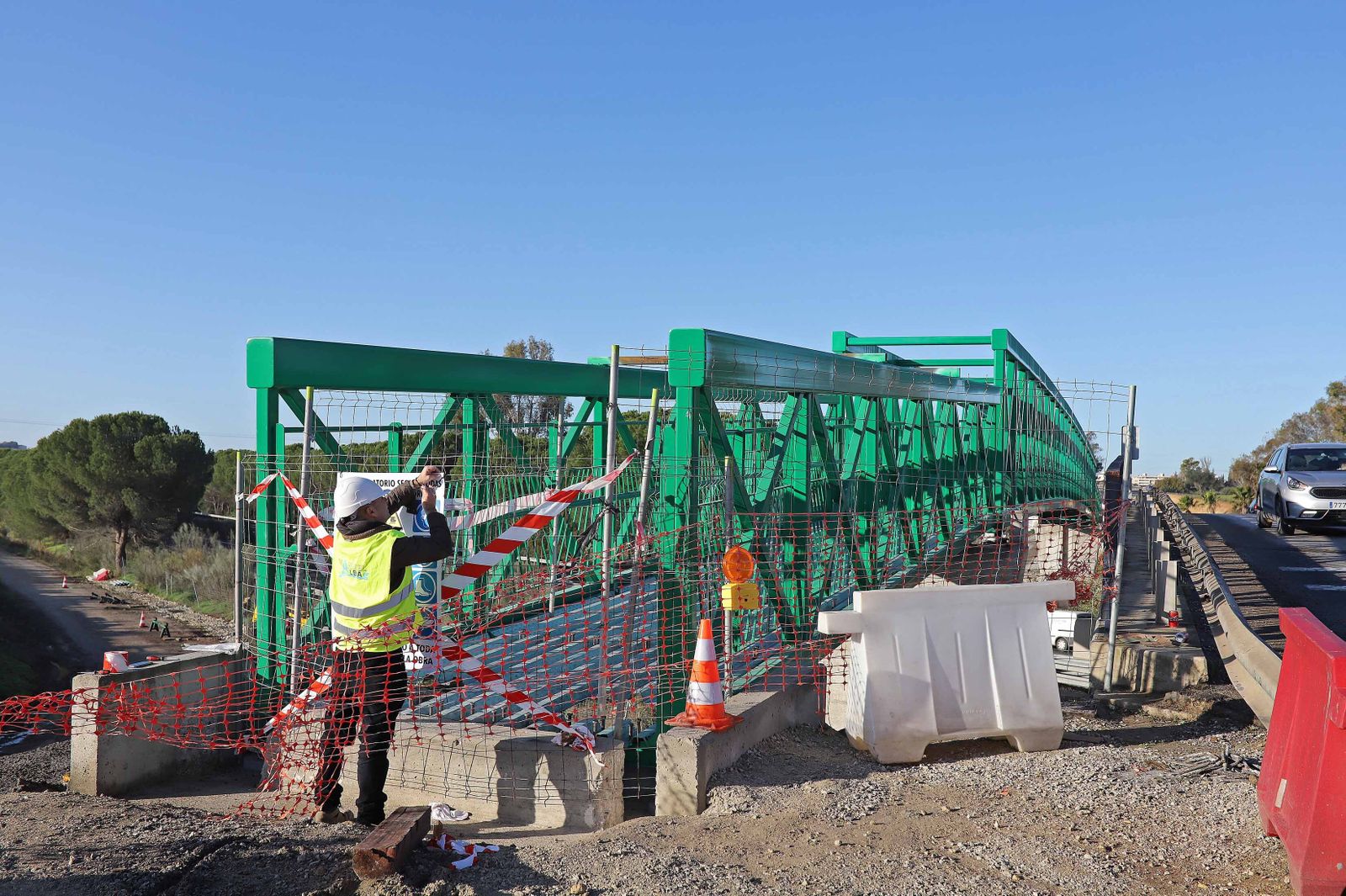 Instalación de la plataforma ciclopeatonal de la carretera de La Barca junto a Estella.