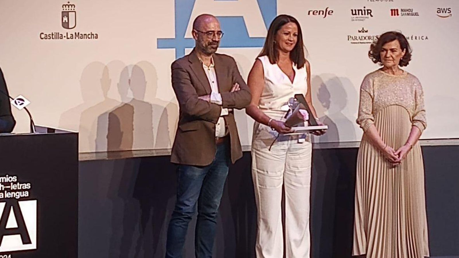 La alcaldesa de Fuente Obejuna, Silvia Mellado, recoge el premio Archiletras de la Lengua.