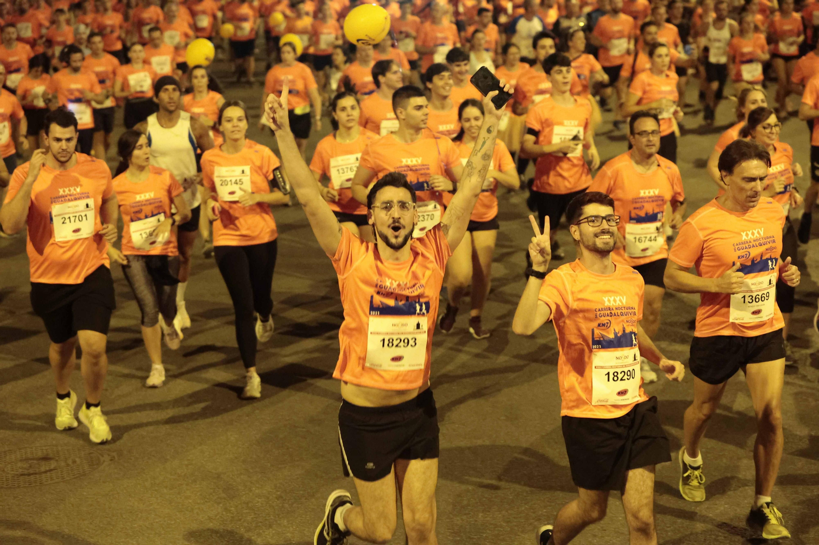 Búscate en las fotos de la Carrera Nocturna