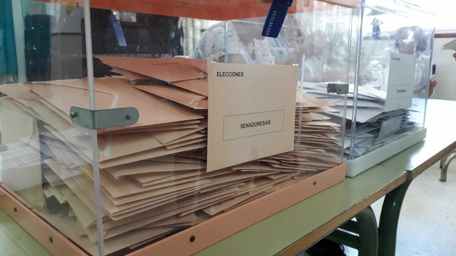 Aspecto que presentaban las urnas a mediodía en el colegio La Alcazaba.