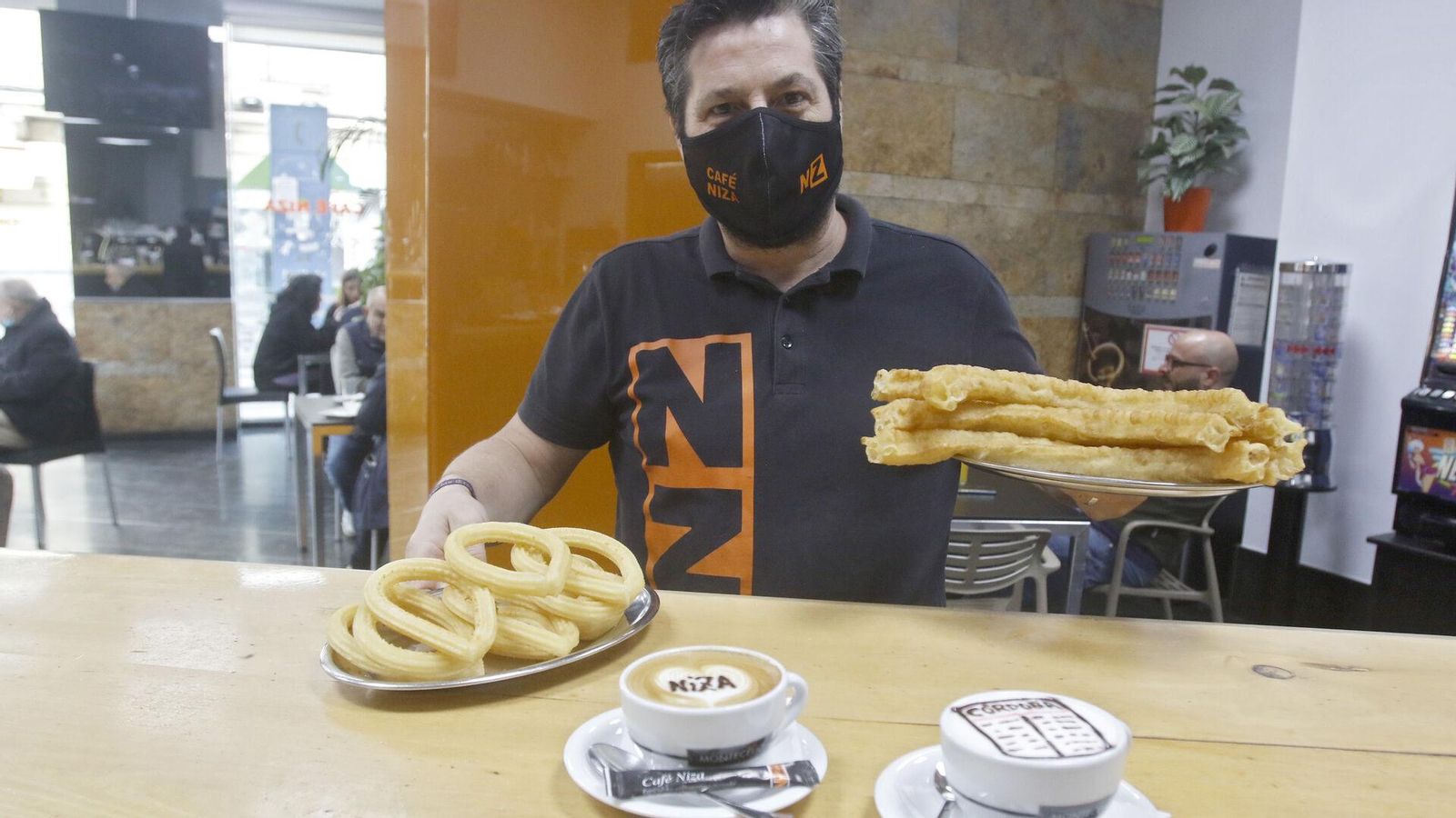 La Cafetería Niza abre todos los días de 06:30 a 22:30 horas La Cafetería Niza abre todos los días de 06:30 a 22:30 horas