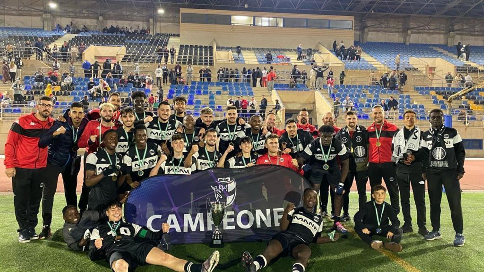 Los jugadores del Maavi y su cuerpo técnico posan con el título logrado. Los jugadores del Maavi y su cuerpo técnico posan con el título logrado.