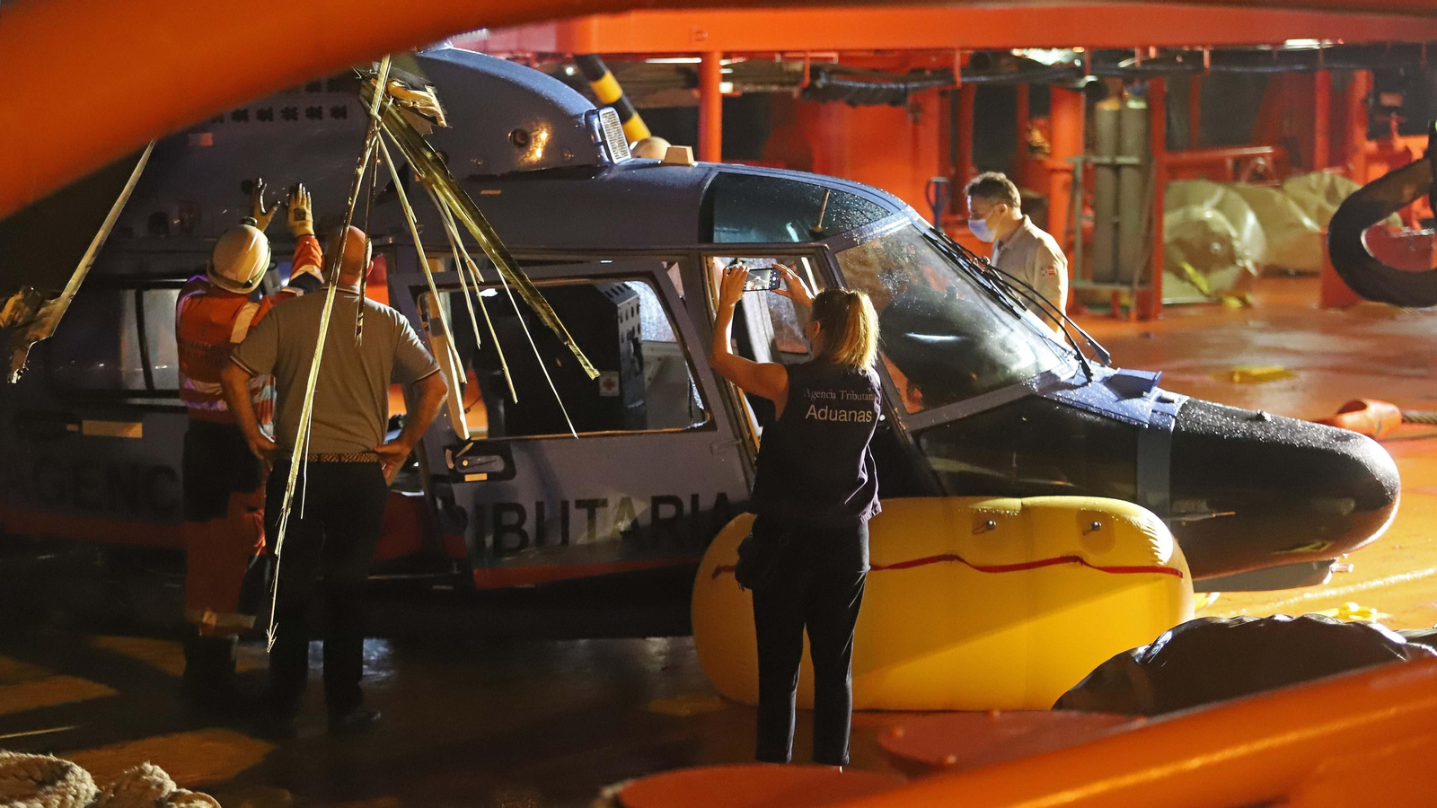 Fotos del traslado a Algeciras del helicóptero de Aduanas accidentado