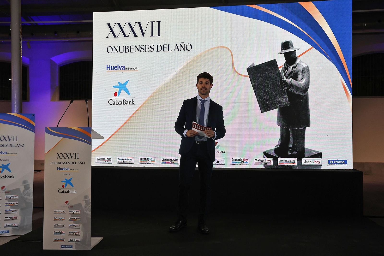 Imágenes de los invitados a la gala de los  37 premios Onubenses del Año