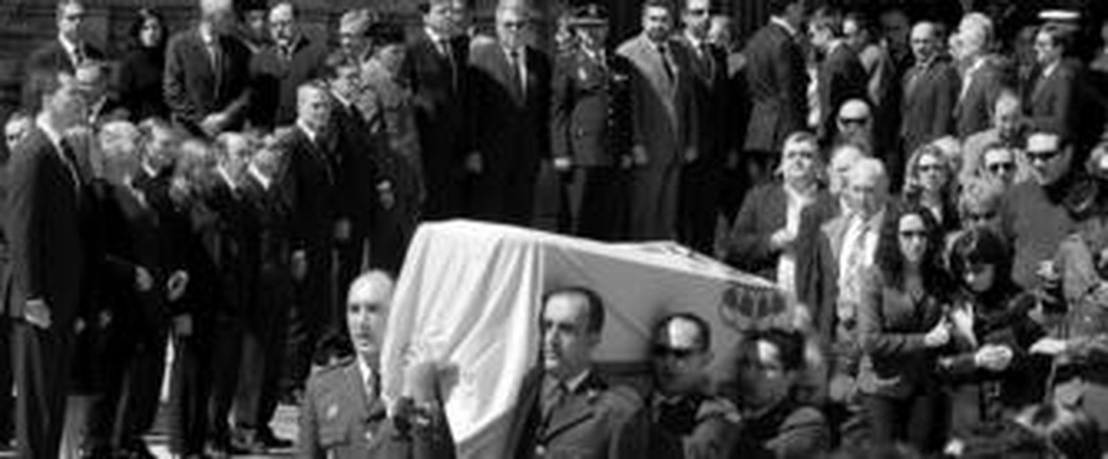 Un momento del funeral en Vitoria por el agente asesinado, con las autoridades a la izquierda y la viuda a la derecha de la imagen.