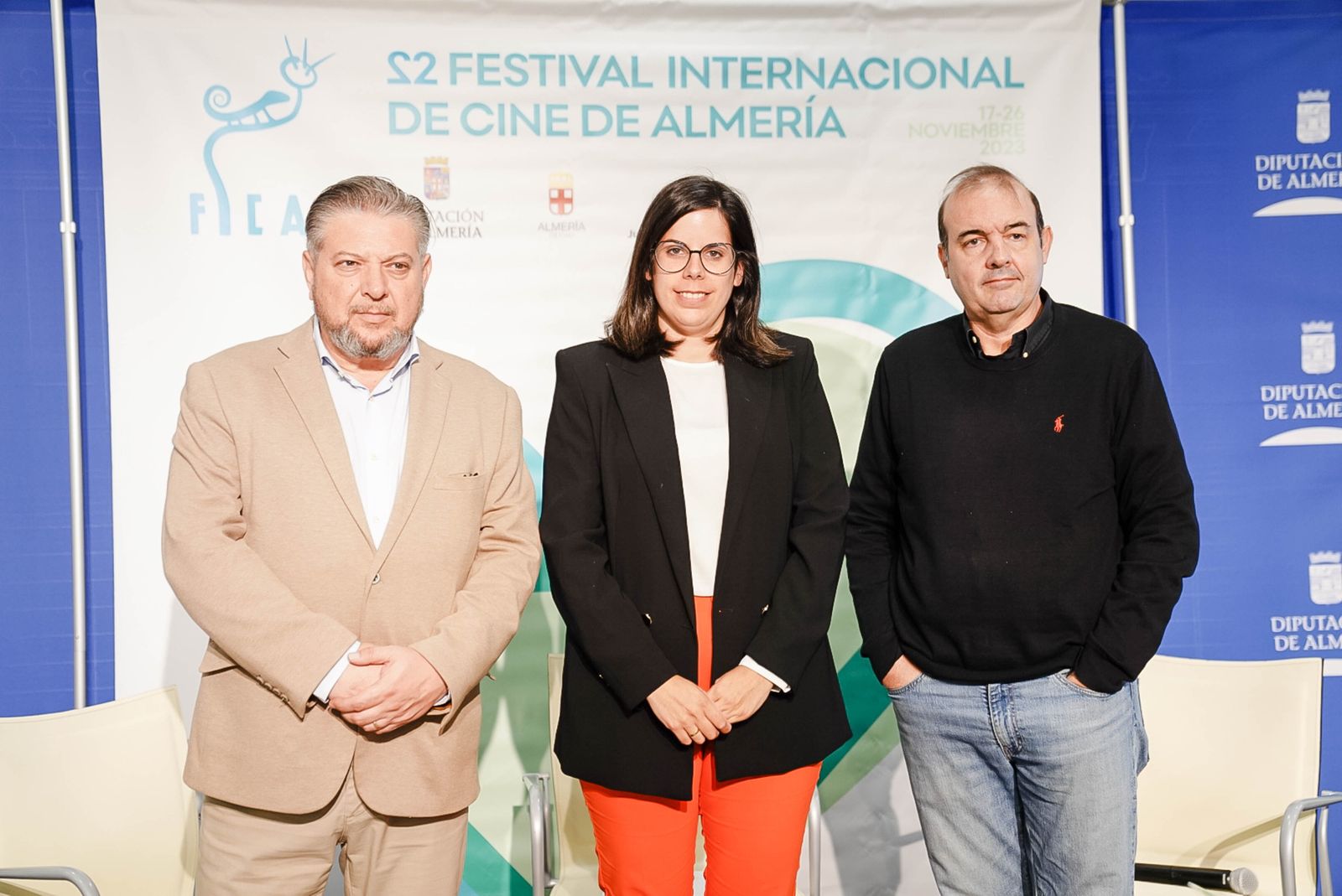 La diputada Almudena Morales entre el concejal Diego Cruz y Enrique Iznaola, director de FICAL.