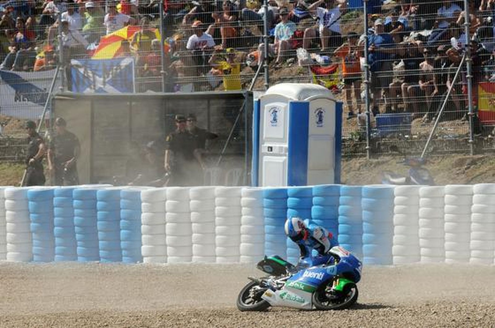 Pol Espargaró lidera el festival español en 125cc, secundado por Nico Terol y Esteve Rabat. 

Foto: Juan Carlos Toro y Manuel Aranda