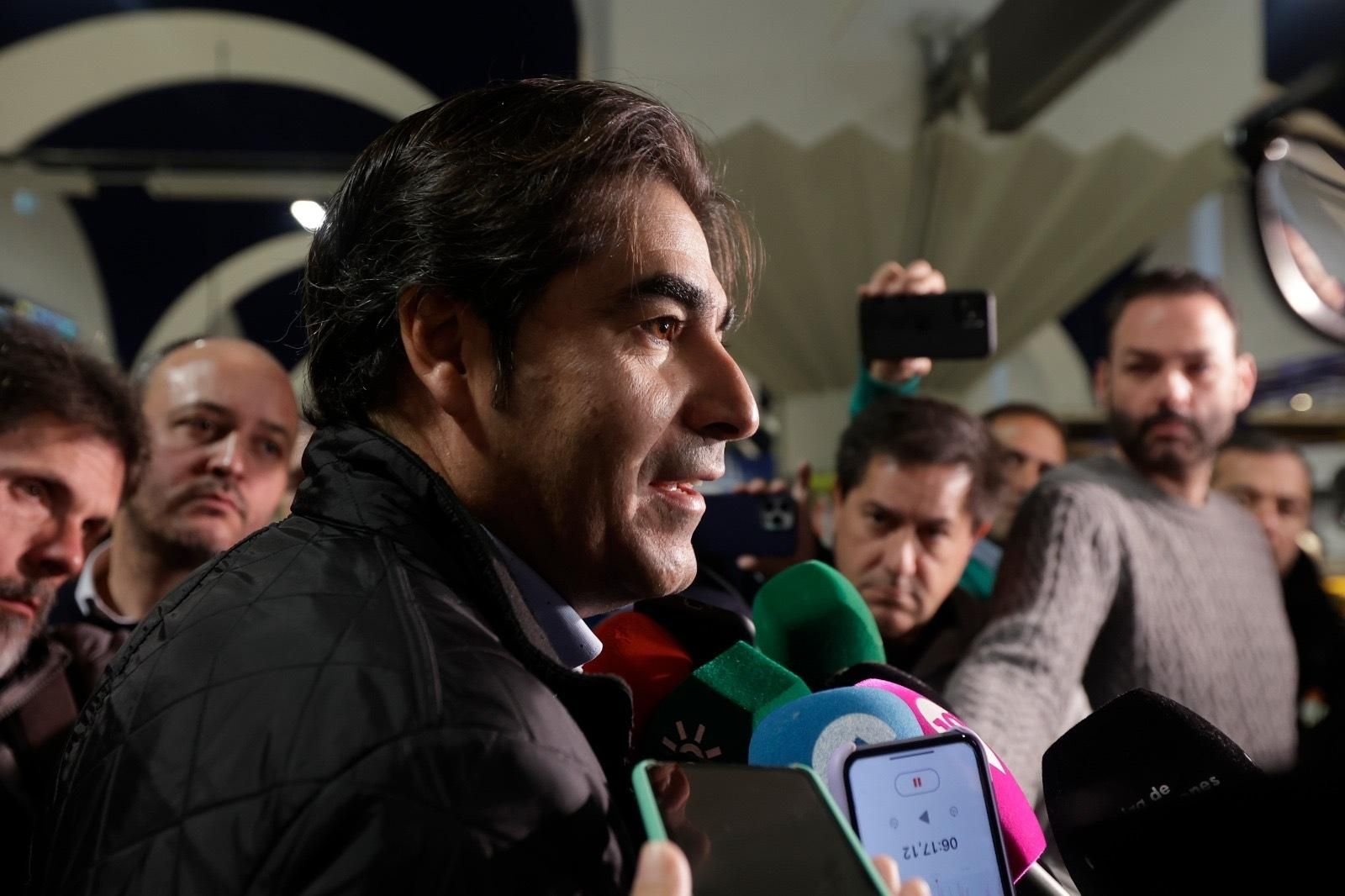 Haro atiende a los medios de comunicación en el aeropuerto de San Pablo.