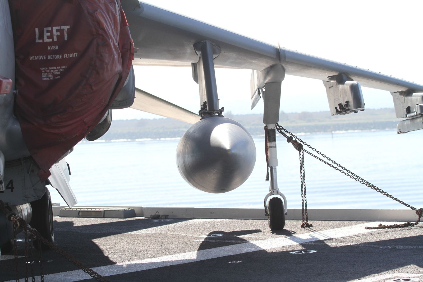 Imágenes de las primeras horas del portaaviones "Juan Carlos I" en el puerto de Huelva, durante su visita este fin de semana