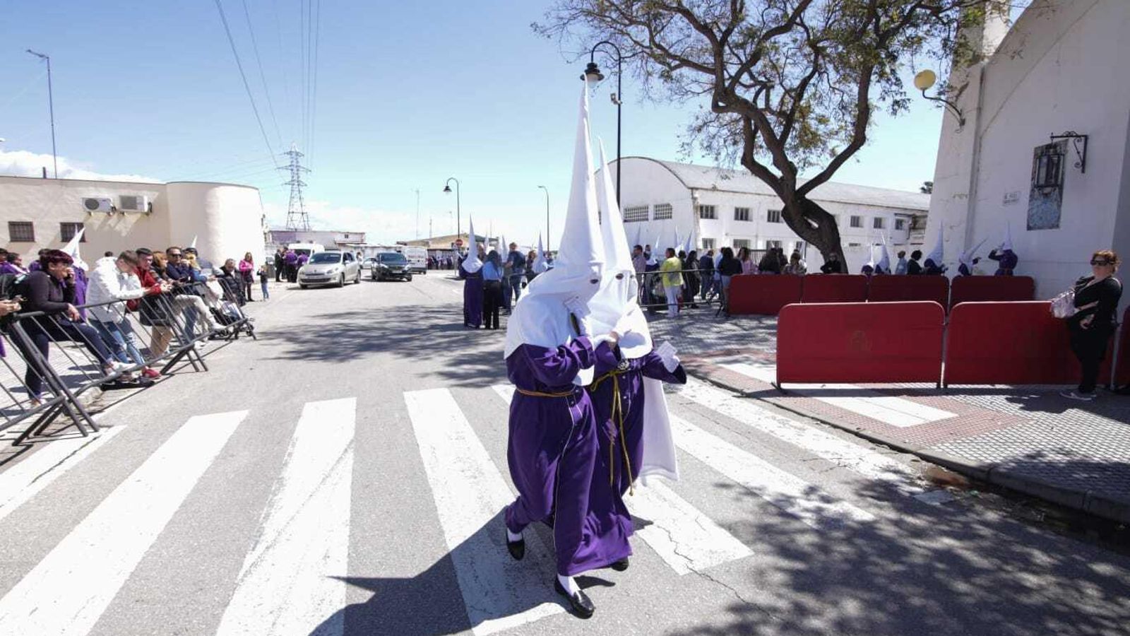 Hermanos de fila de Gran Poder llegando a la iglesia de la Bazán para efectuar su salida procesional.