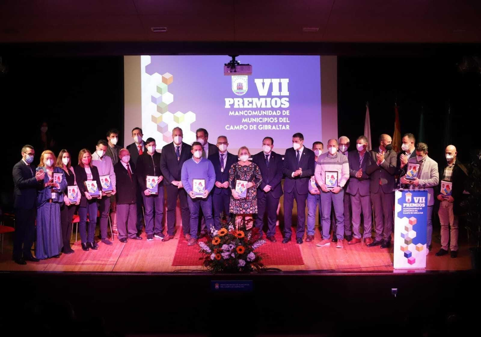 Los galardonados y representantes políticos de la comarca, al final de la gala de entrega.