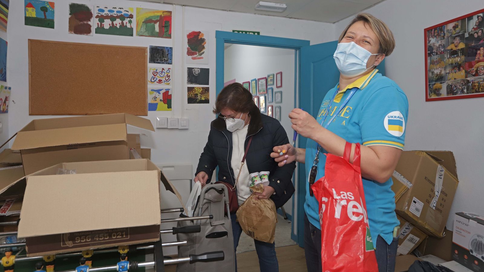 Fotos de la recogida solidaria para Ucrania en el centro Molokai de Algeciras