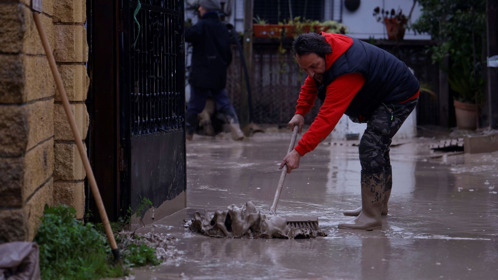 Limpieza de las parcelaciones inundadas por la crecida del Guadalquivir en febrero.