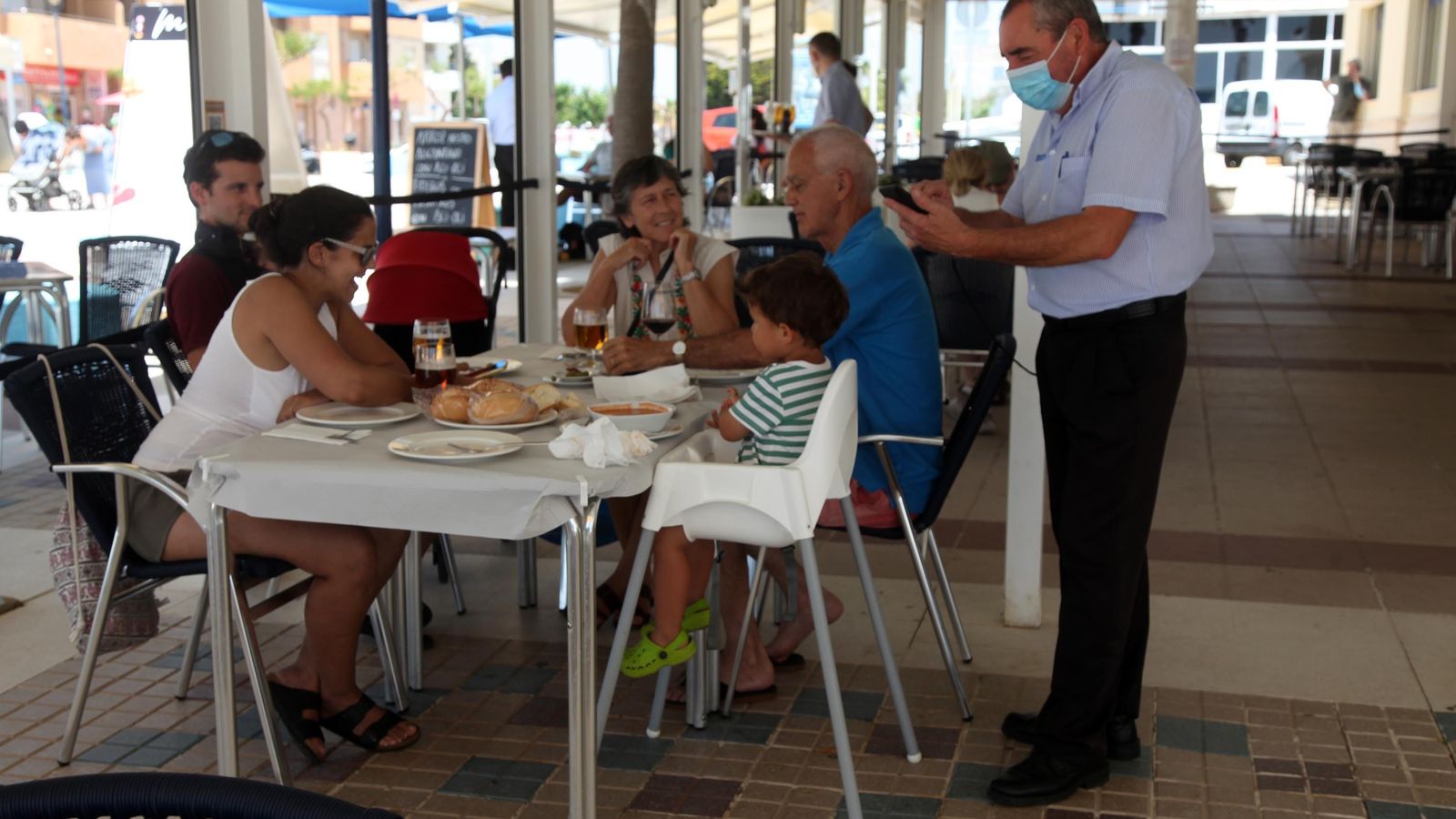 Una parte de los chiringuitos de la costa abrieron este pasado fin de semana.