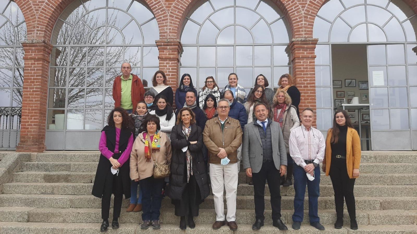 Foto de familia de los jóvenes que van a recibir formación y de las autoridades en El Pedroso.