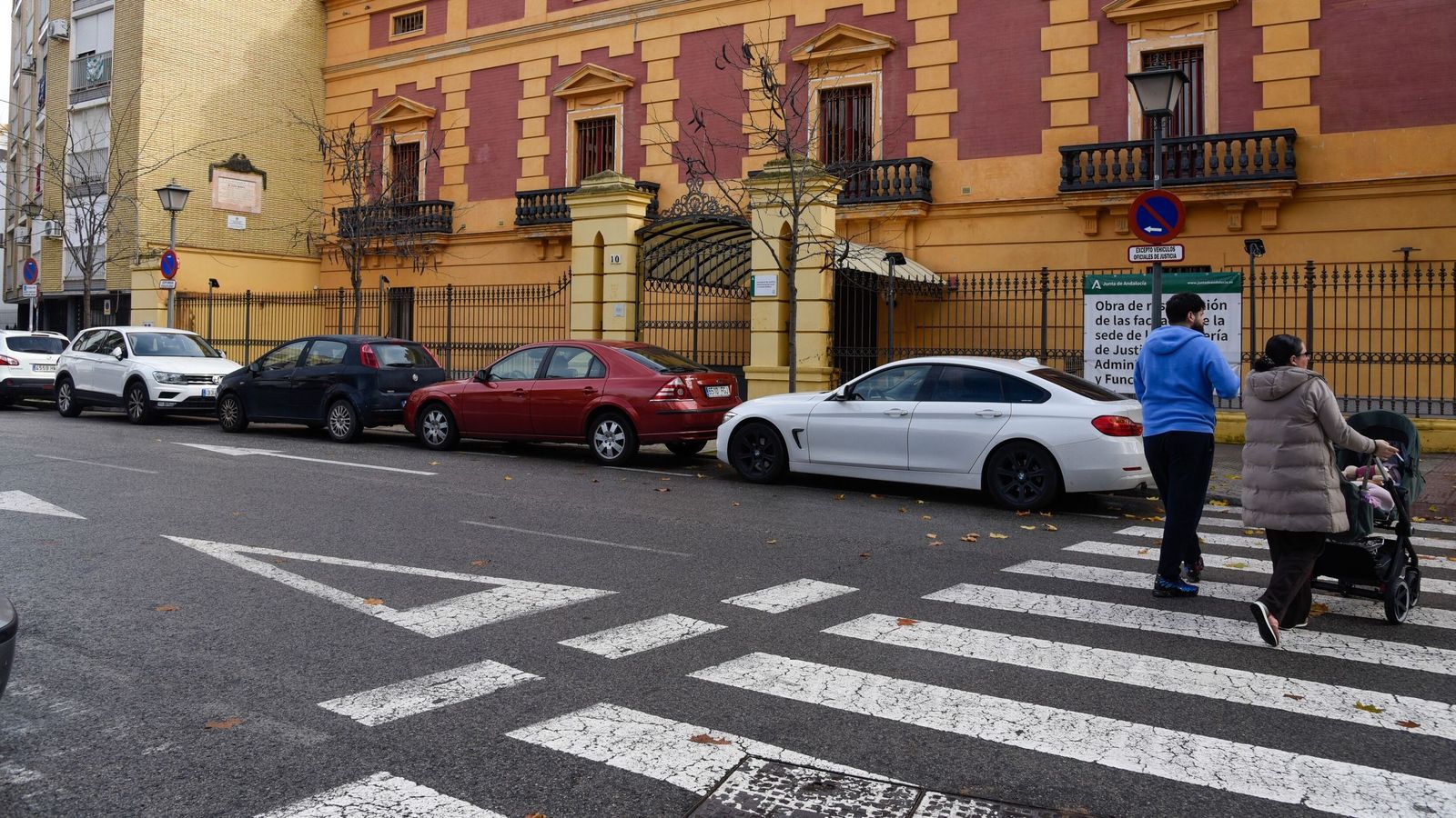 El aparcamiento en superficie irregular en la Gavidia es una constante.