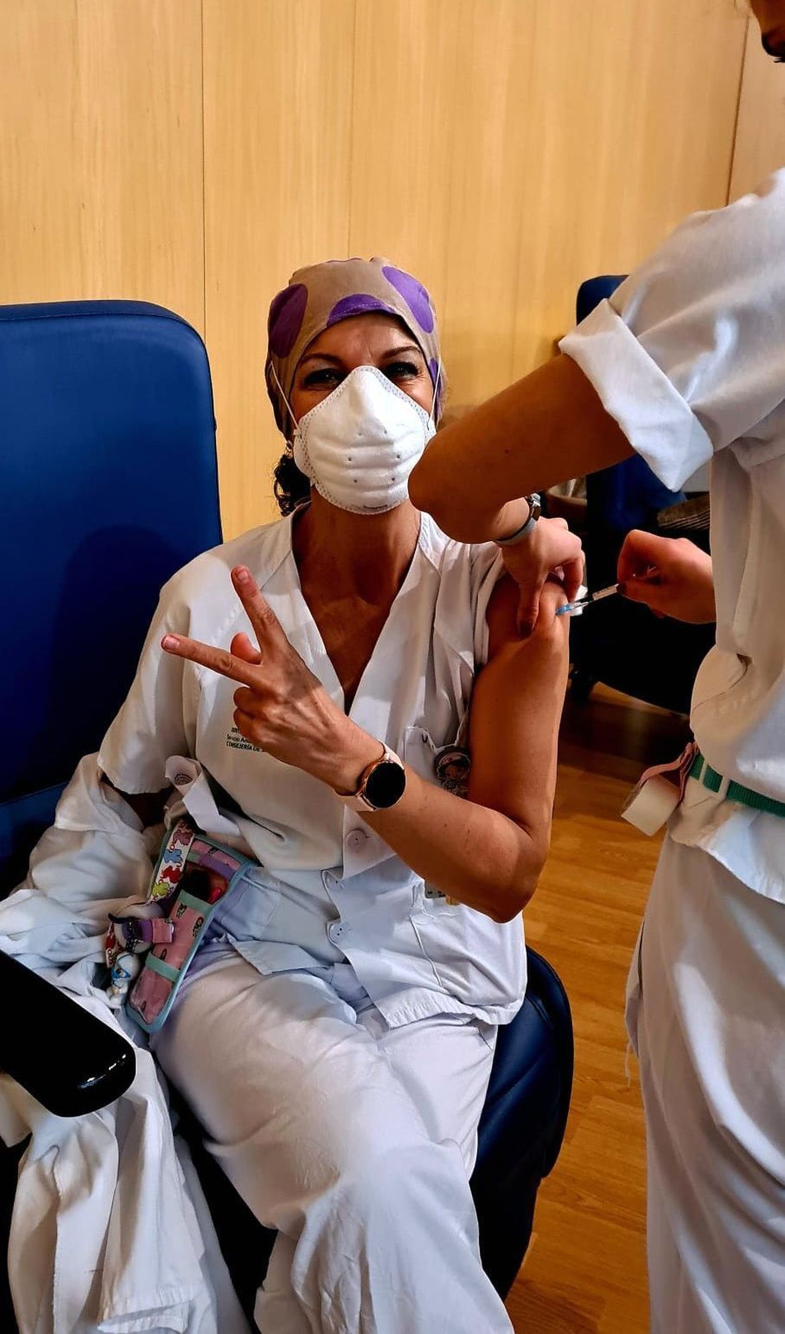 Una enfermera de Urgencias del Hospital de Valme, durante la vacunación de la segunda dosis.