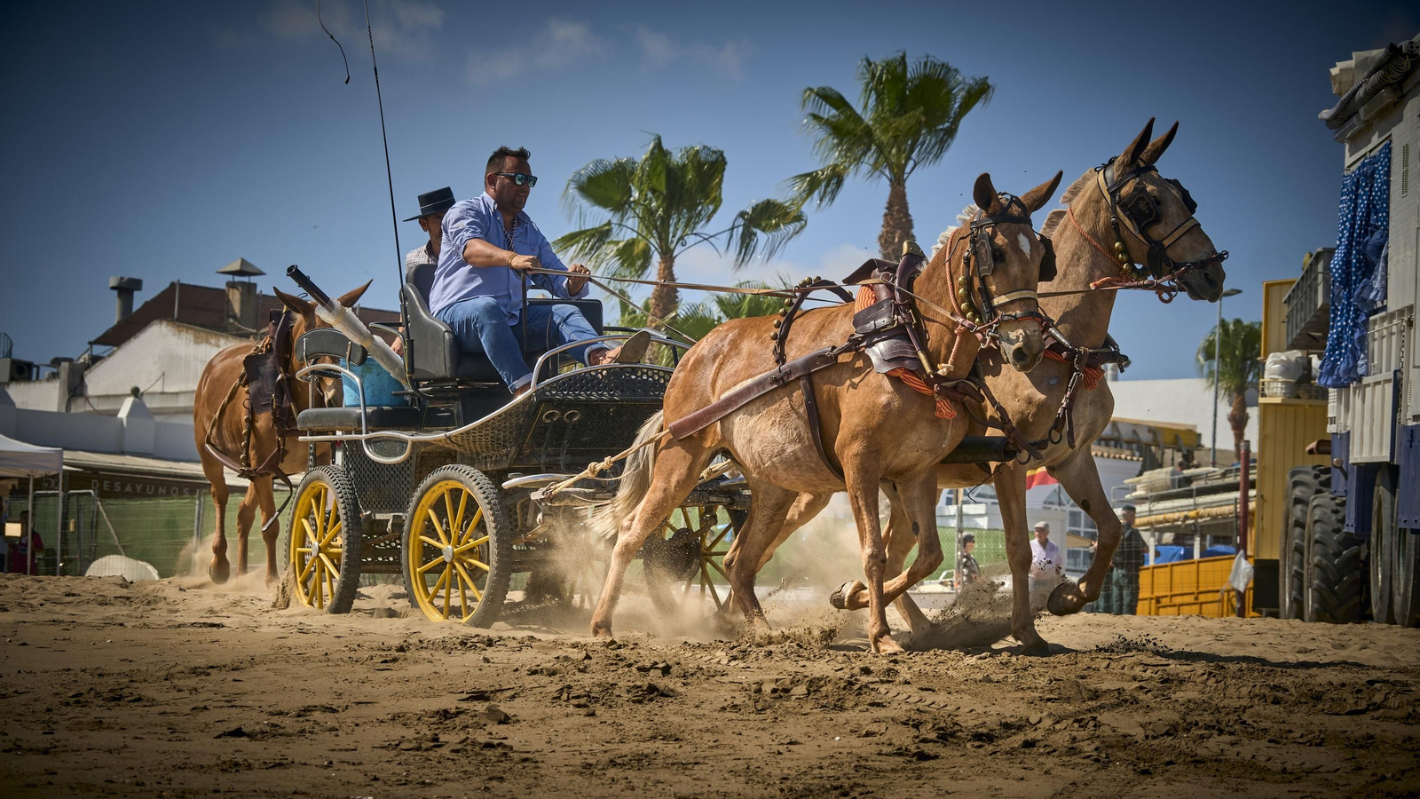 El embarque de las hermandes rocieras de Cádiz en Bajo de Guía