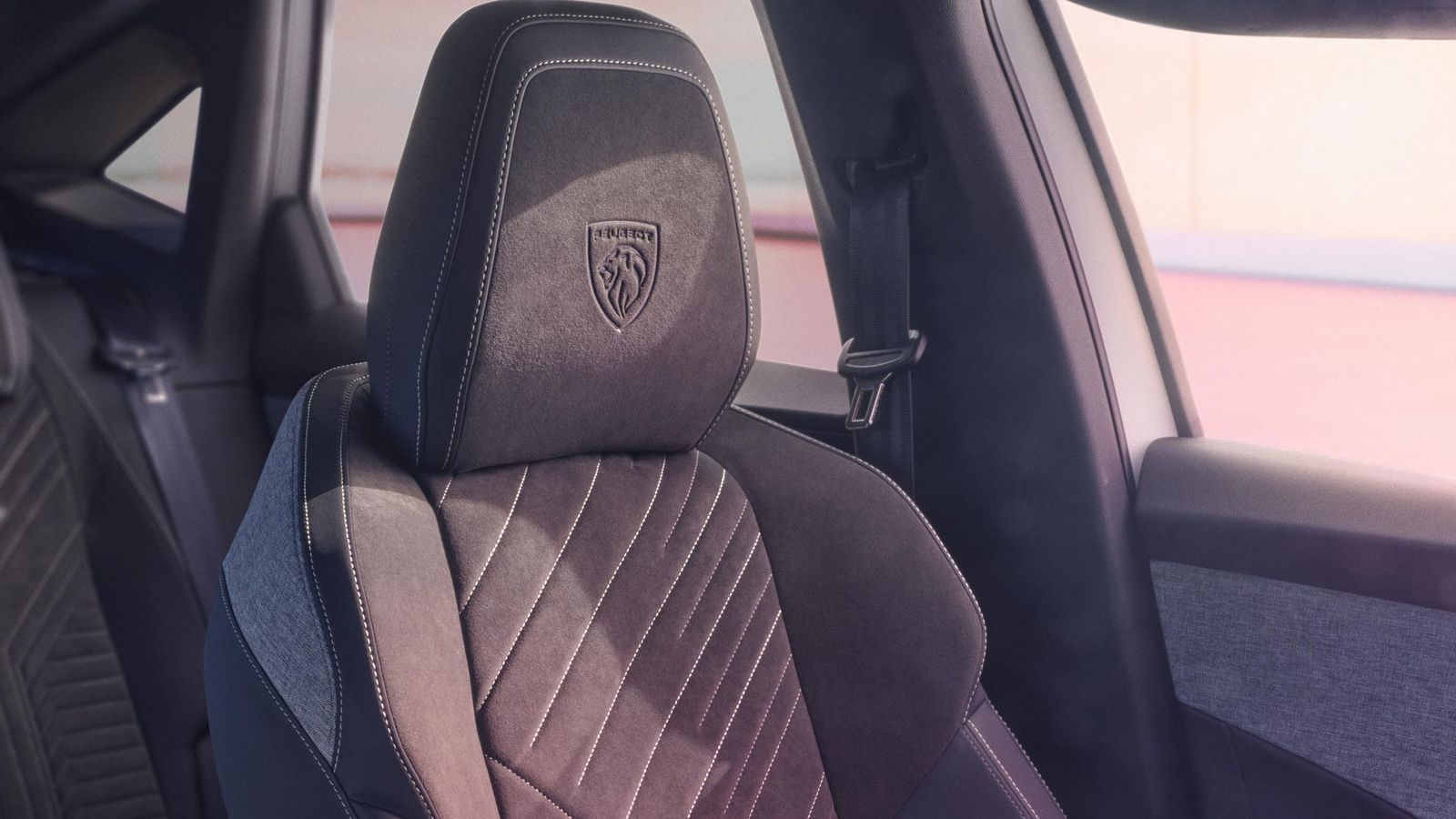 Los asientos tienen la etiqueta AGR. En la versión GT son, además, ventilados y tienen masaje, así como calefactados en el caso de las dos plazas más próximas a las puertas atrás.