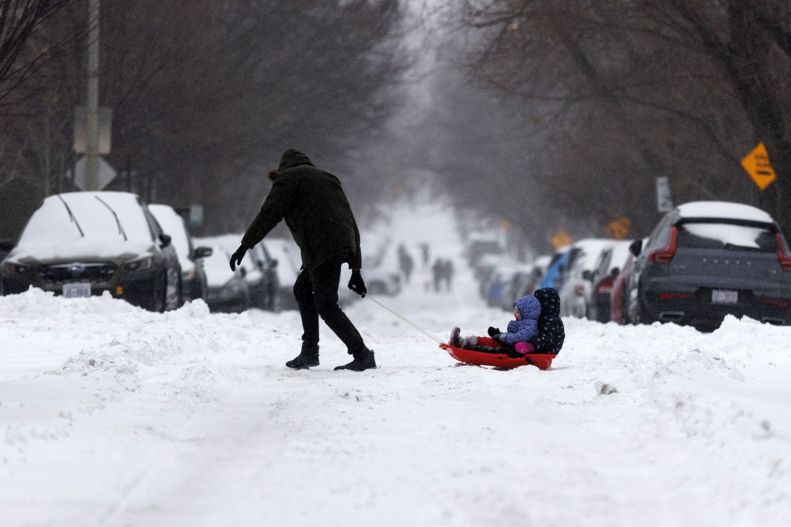 Las gélidas y blancas imágenes que deja la tormenta monstruosa en los EEUU