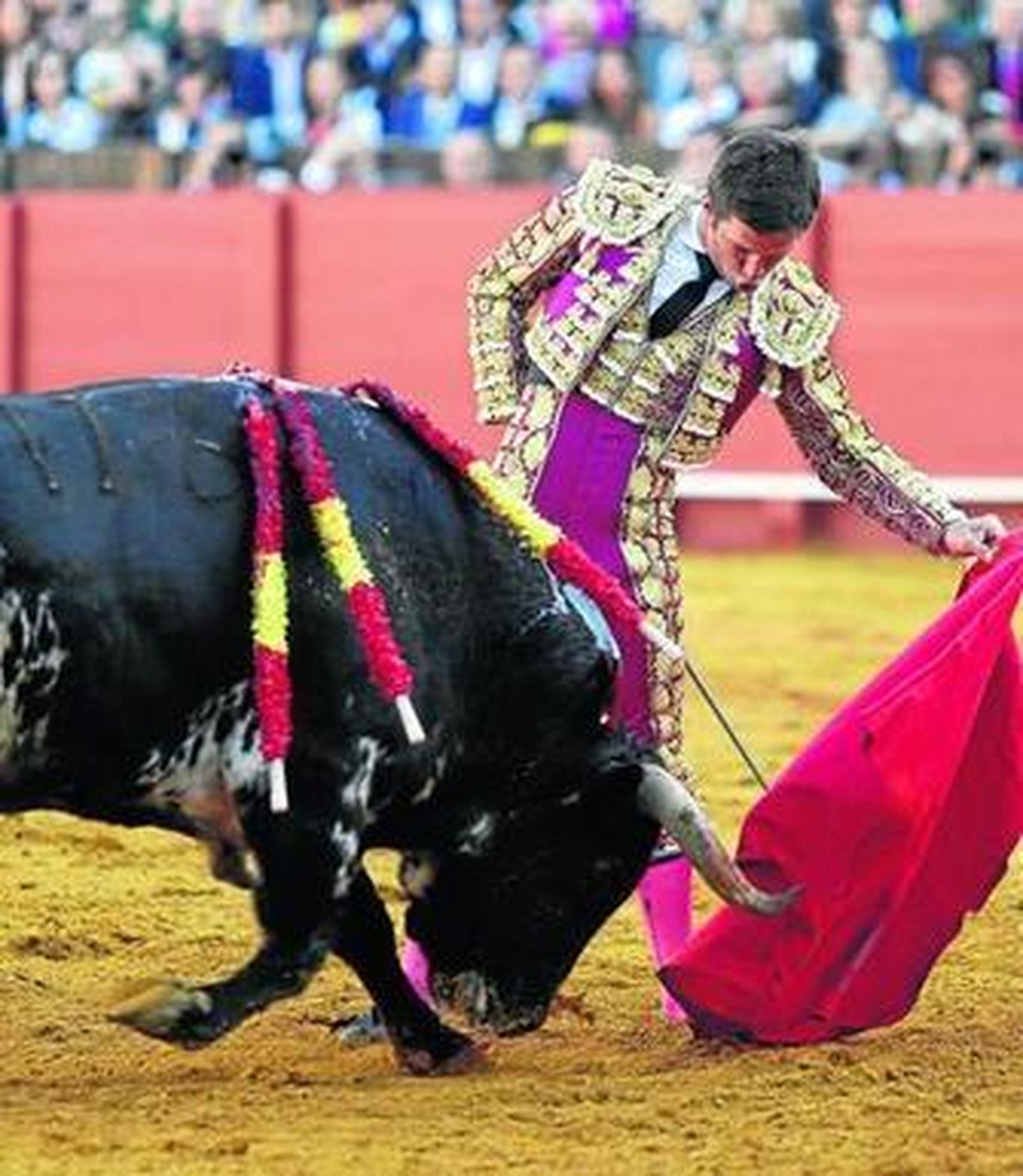 El Juli, en un natural mandón al segundo toro de la tarde, al que cortó la única oreja del festejo.