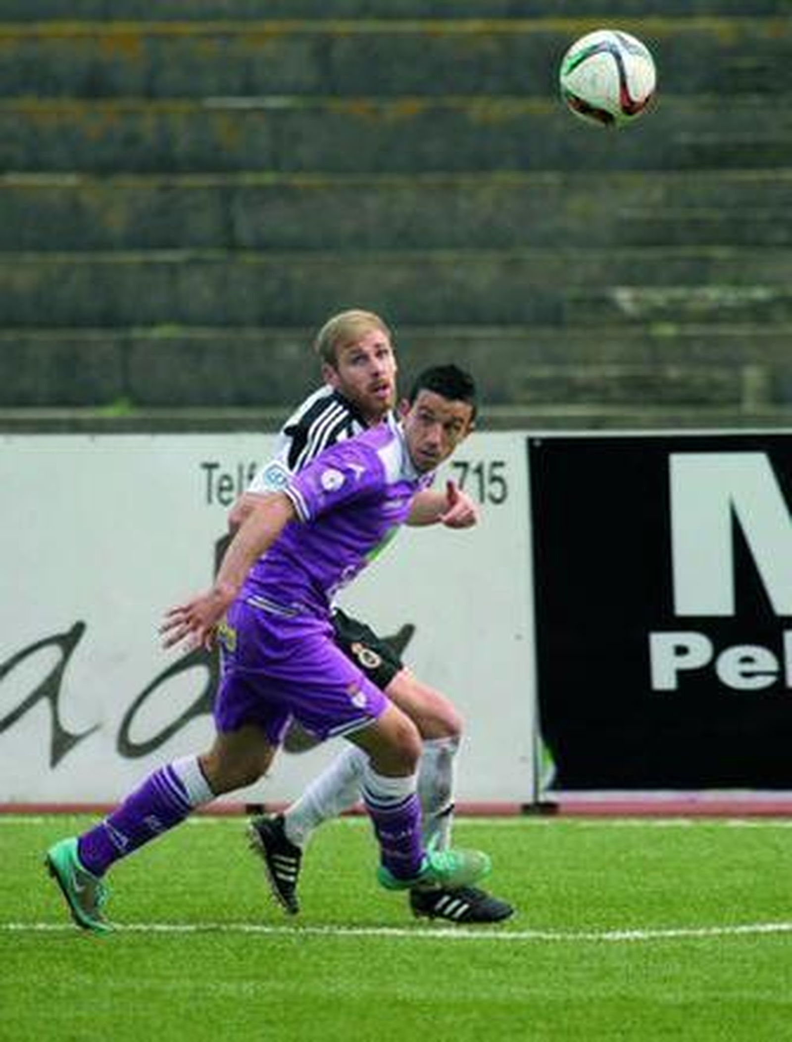 Joe persigue al exbalono Hugo Díaz, que volvía al Municipal, con la camisola del Real Jaén.