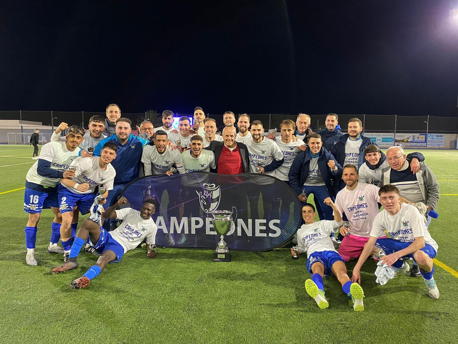 Los jugadores del Vera y su cuerpo técnico posan junto al título de campeón provincial de la Copa de Andalucía. Los jugadores del Vera y su cuerpo técnico posan junto al título de campeón provincial de la Copa de Andalucía.