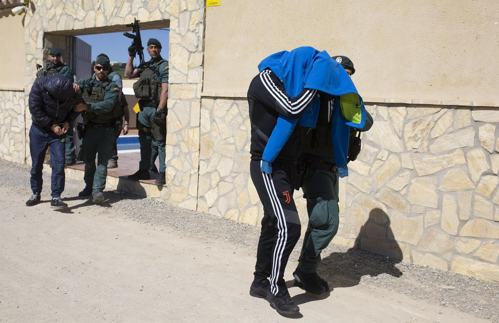 Dos de los detenidos en Trebujena son conducidos por los agentes.