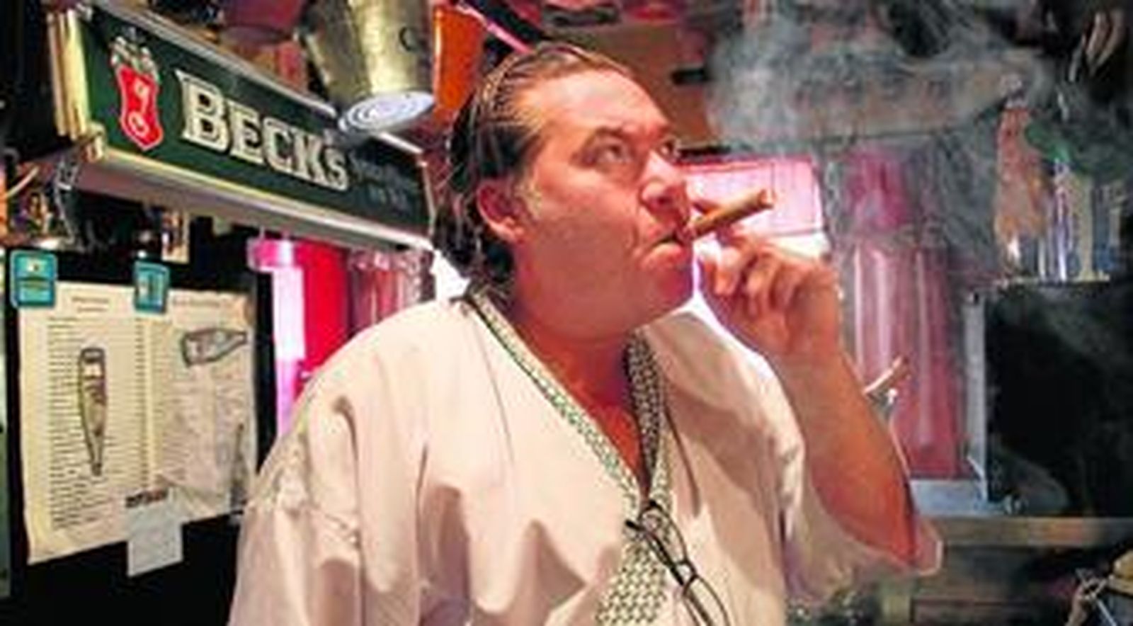 El hostelero, junto al piano que tocan músicos en directo los viernes por la noche.