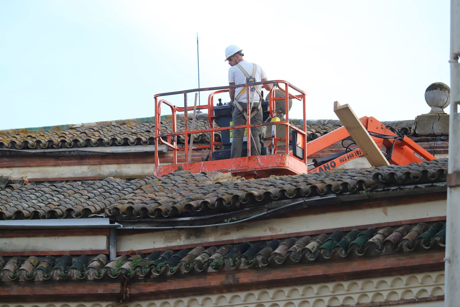 Un obrero se dispone al desmontaje de una de las cubiertas del edificio del antiguo colegio durante esta misma semana.