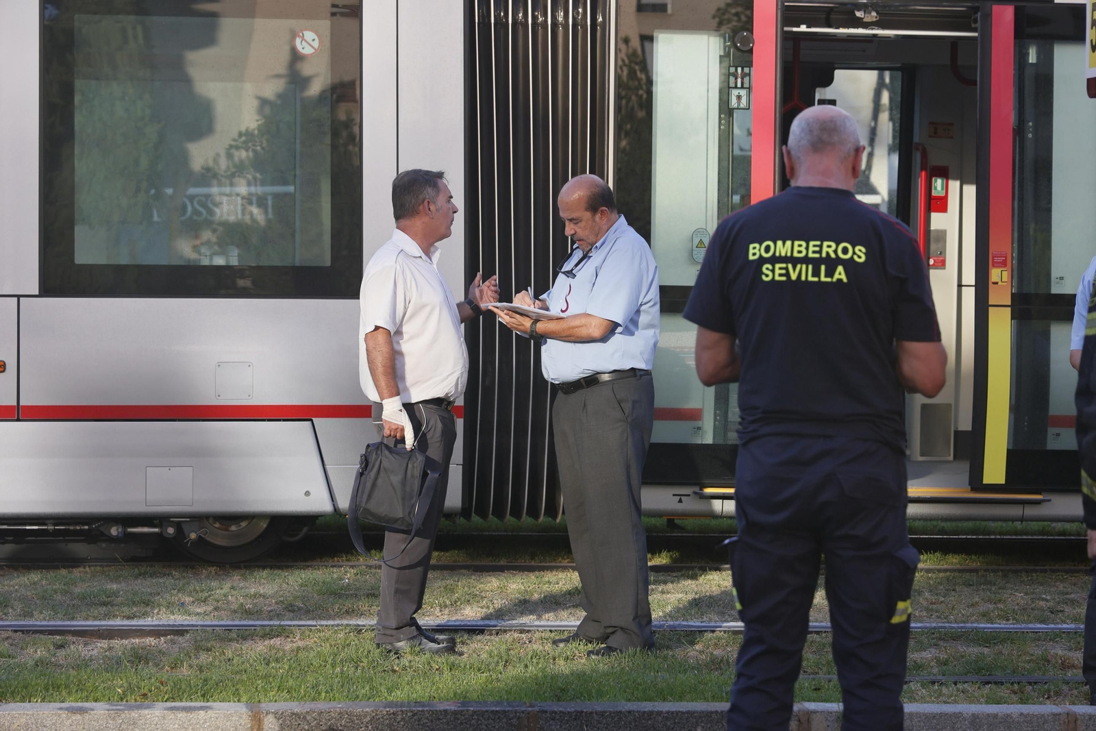 Las fotos del descarrilamiento del tranvía en la avenida de San Francisco Javier de Sevilla