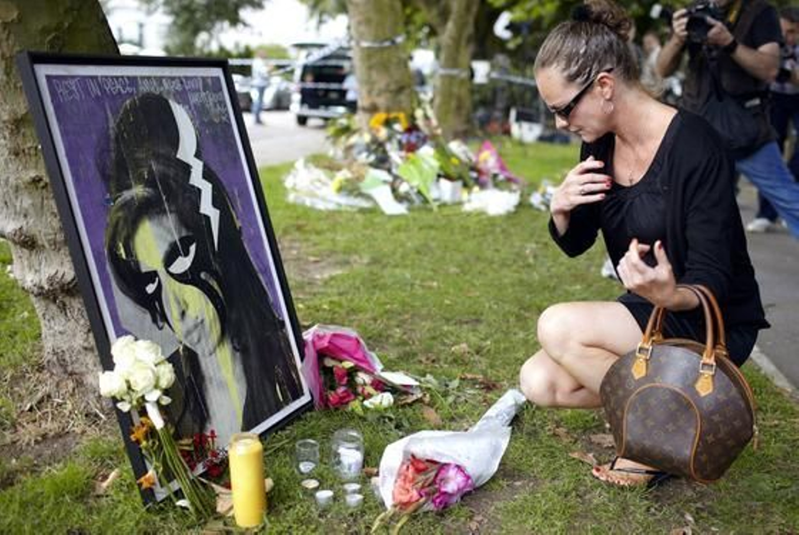 Numerosos fans y conocidos de la artistas, se han desplazado hasta su domicilio para mostrar su dolor. 

Foto: EFE