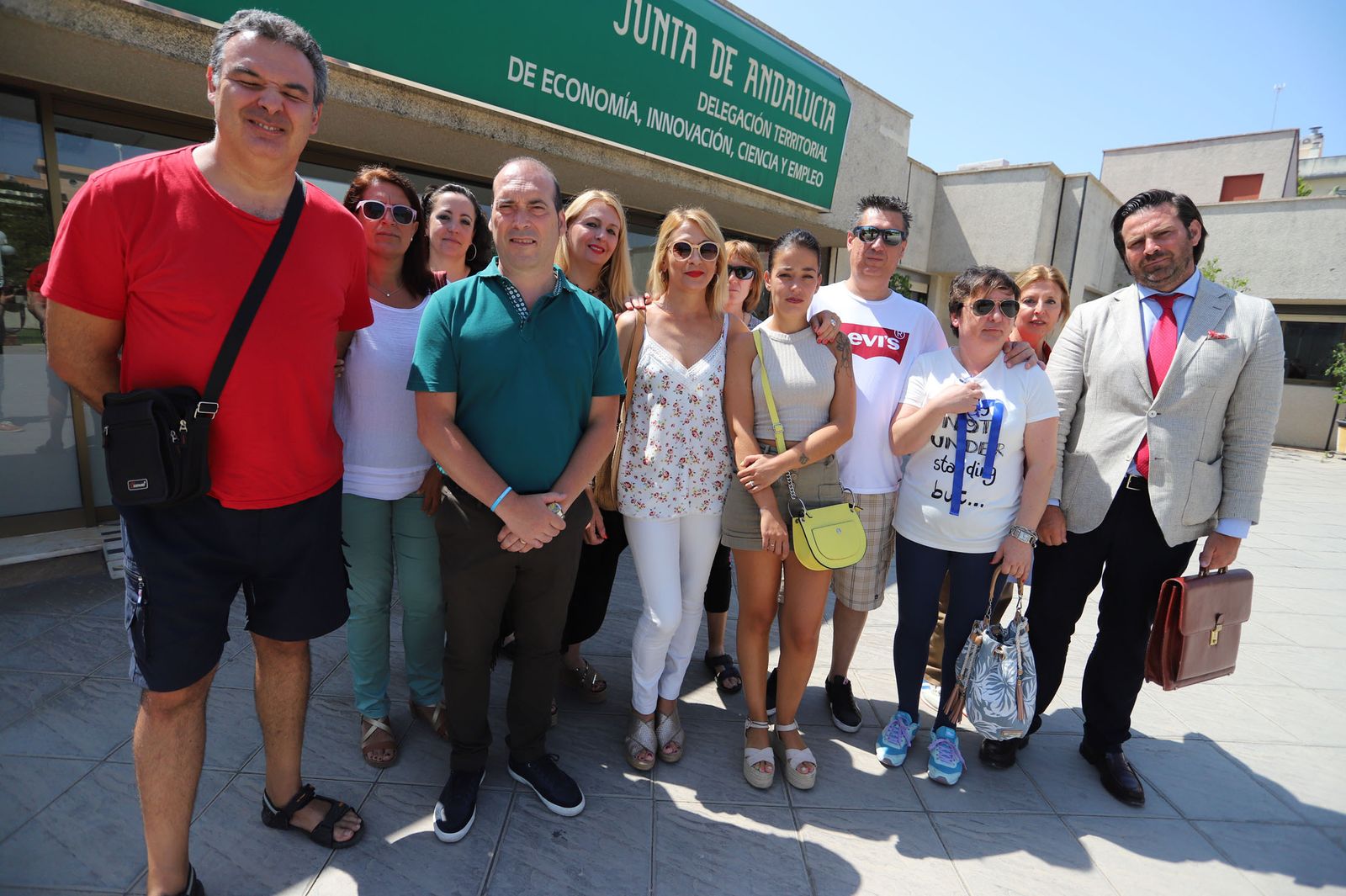 Varios de los trabajadores perjudicados, ayer con el abogado David Hernández tras salir del CMAC.