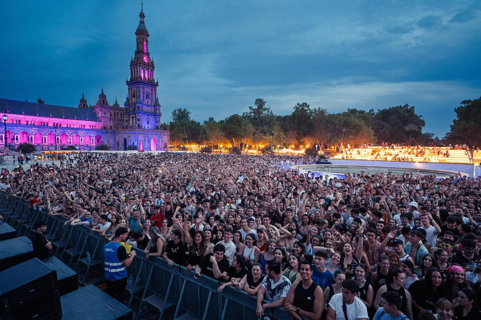 Público en la Plaza de España durante la celebración de un concierto.