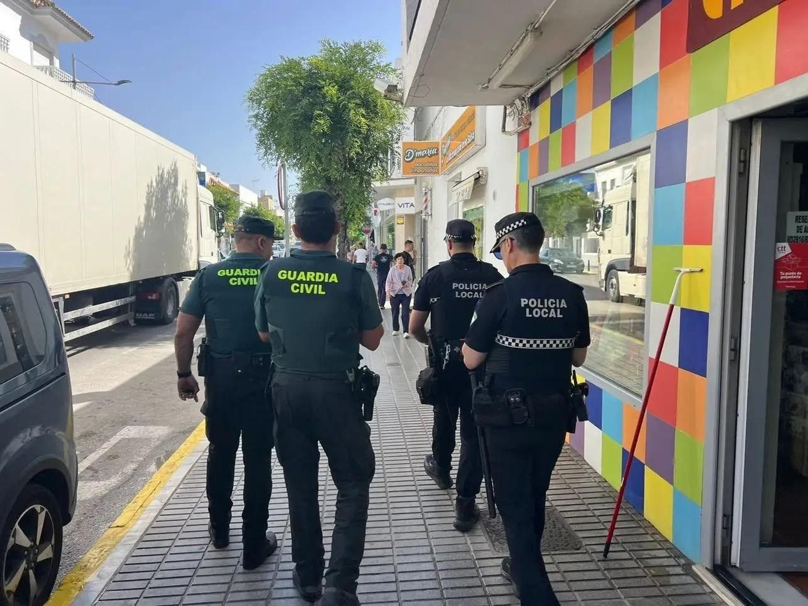 Efectivos de la Policía Local y de la Guardia Civil en Barbate.